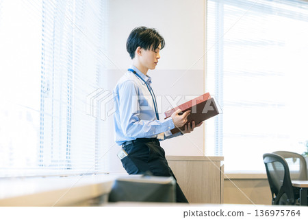 思考文件的商人 136975764