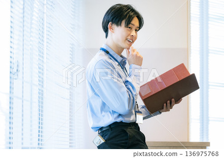 思考文件的商人 136975768