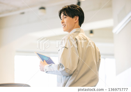 一個穿著工作服的男人 136975777