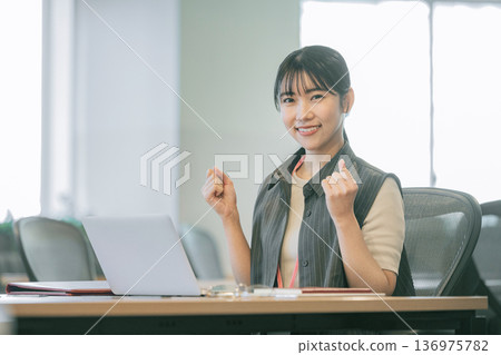 前往個人電腦的女商人 136975782