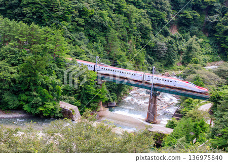 秋田新幹線穿過翠綠深邃的仙岩峠山谷。 秋田新幹線穿過翠綠深邃的仙岩峠山谷。 136975840
