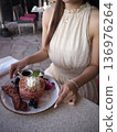 夏威夷女子正在吃煎餅 136976264