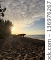 從熱帶度假勝地的沙灘上欣賞日落 136976267