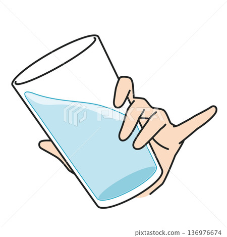 一隻手拿著一杯水，小指伸出。 136976674