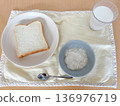 吐司、優格和牛奶早餐 136976719