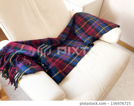 一張溫暖的沙發 136976725