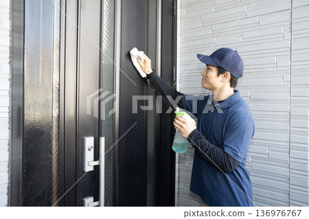 清潔工正在清潔前門 清潔工正在清潔前門 136976767