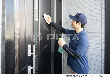 清潔工正在清潔前門 136976780