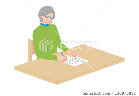 圖解：一位老年婦女正在填寫申請表 136976858