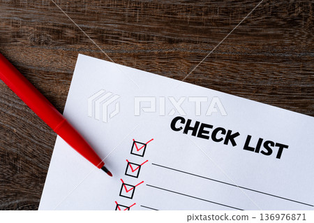 用紅筆勾選的清單紙 136976871