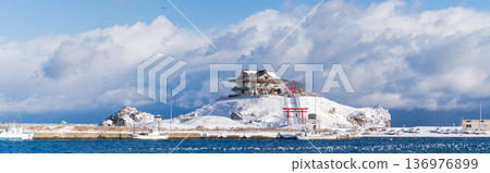 青森縣八戶市海獅繁殖地歌島的雪景 136976899