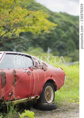 被遺棄的紅色汽車 136976929