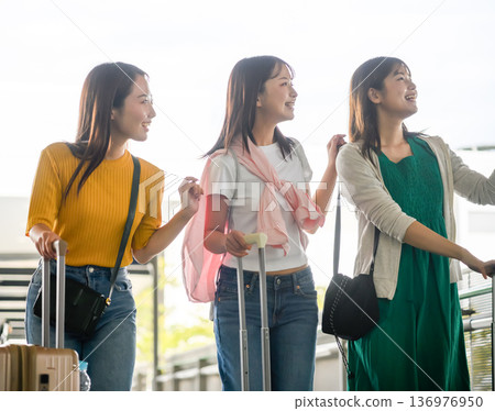 Three friends traveling at the airport ■Photography cooperation: Kansai International Airport (KIX) Three friends traveling at the airport ■Photography cooperation: Kansai International Airport (KIX) 136976950