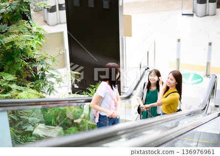 三位女士在機場交談。照片由關西國際機場（KIX）提供。 136976961