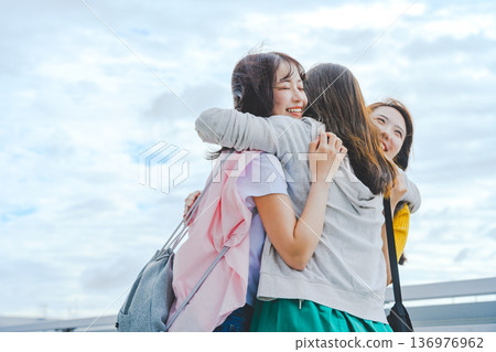 Reuniting with friends at the airport ■Photography cooperation: Kansai International Airport (KIX) Reuniting with friends at the airport ■Photography cooperation: Kansai International Airport (KIX) 136976962