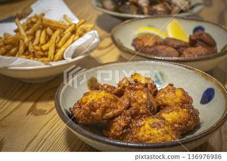 Freshly fried chicken Brown dish 136976986