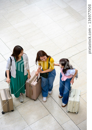 Travel companions chatting at the airport ■Photography courtesy of Kansai International Airport (KIX) 136977008