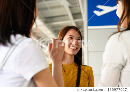 在機場與朋友的對話 ■攝影合作：關西國際機場（KIX） 136977027