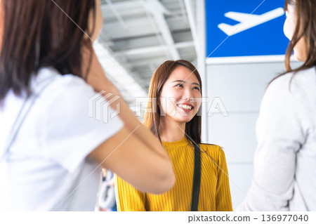Farewell to friends at the airport ■Photography cooperation: Kansai International Airport (KIX) Farewell to friends at the airport ■Photography cooperation: Kansai International Airport (KIX) 136977040