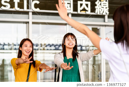 Reunion and welcome at the airport ■Filming cooperation: Kansai International Airport (KIX) 136977327