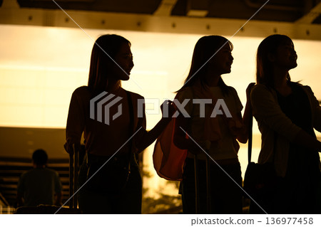 Women waiting at the airport at dusk ■Photography cooperation: Kansai International Airport (KIX) 136977458
