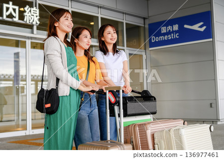 國內航班上的三名女性 ■ 圖片由關西國際機場 (KIX) 提供 國內航班上的三名女性 ■ 圖片由關西國際機場 (KIX) 提供 136977461