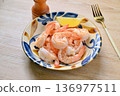 Sautéed shrimp (vannamei shrimp) with lemon. 136977511
