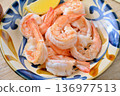 Sautéed shrimp (vannamei shrimp) with lemon. 136977513