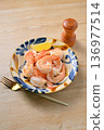 Sautéed shrimp (vannamei shrimp) with lemon. 136977514