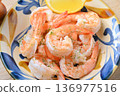 Sautéed shrimp (vannamei shrimp) with lemon. 136977516