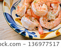 Sautéed shrimp (vannamei shrimp) with lemon. 136977517
