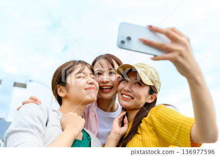 Enjoying selfies with friends ■Photography cooperation: Kansai International Airport (KIX) 136977596