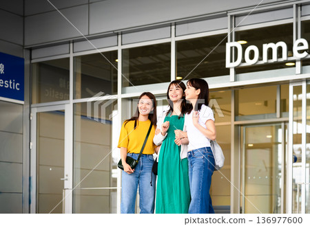 Friends celebrating in front of the airport ■Photography provided by Kansai International Airport (KIX) Friends celebrating in front of the airport ■Photography provided by Kansai International Airport (KIX) 136977600