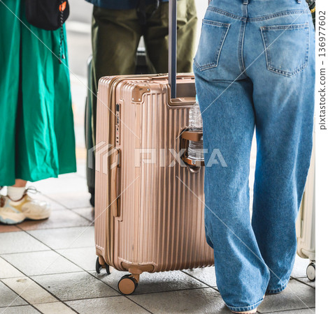 Suitcases and feet during travel ■Photography cooperation: Kansai International Airport (KIX) 136977602