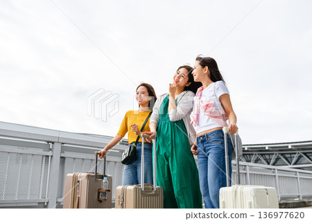 Friends heading off on a trip ■Photography cooperation: Kansai International Airport (KIX) 136977620