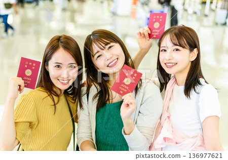 Traveling abroad with friends ■Photography cooperation: Kansai International Airport (KIX) Traveling abroad with friends ■Photography cooperation: Kansai International Airport (KIX) 136977621