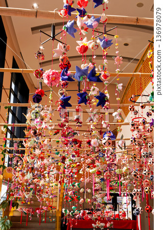 飛驒高山市的春季傳統:懸掛許多玩偶 飛驒高山市的春季傳統:懸掛許多玩偶 136978079