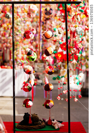 飛驒高山市的春季傳統:懸掛許多玩偶 飛驒高山市的春季傳統:懸掛許多玩偶 136978085