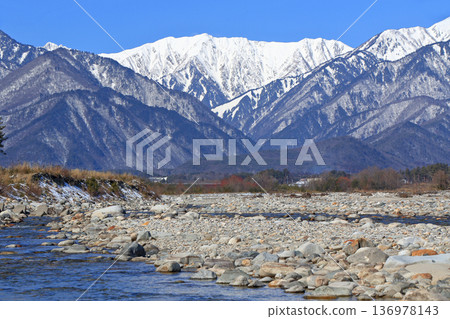 信濃大町山景：冬季北阿爾卑斯立山連峰 136978143