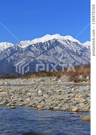 Shinano Omachi Mountain View: The Northern Alps, Ushiro-Tateyama mountain range in winter 136978168