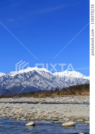 Shinano Omachi Mountain View: The Northern Alps, Ushiro-Tateyama mountain range in winter 136978238