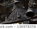 尼泊爾寺廟裡精美的銀質佛像雕刻和懸掛的鈴鐺 136978356