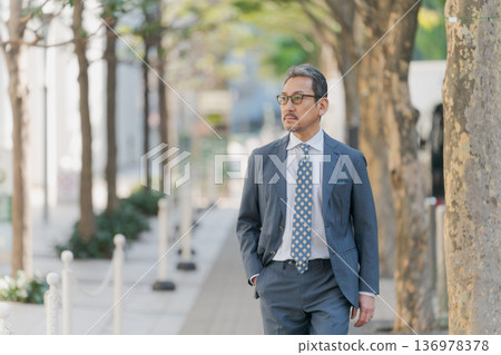 走在鎮裡的商人 走在鎮裡的商人 136978378