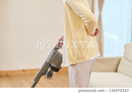 老年婦女吸塵後背痛 136978587