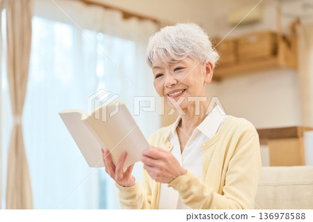 亞洲老年婦女在客廳看書 136978588