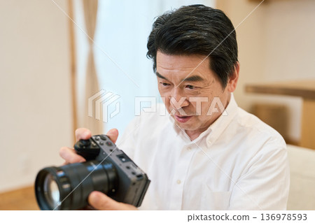 Senior Asian man taking up photography as a hobby 136978593