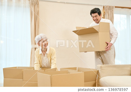 一對年長的亞洲夫婦正在收拾行李 136978597