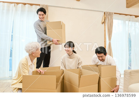 亞洲人收拾行李 136978599