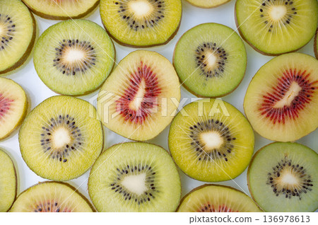 背景是獼猴桃，切好的獼猴桃排列成行。 136978613
