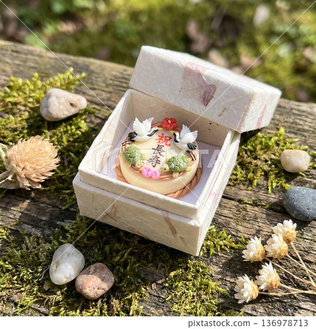 慶祝長壽的糖藝蛋糕 136978713